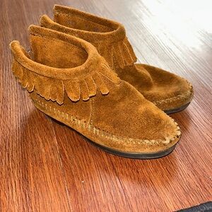 MINNETONKA SHOES SIZE 9
